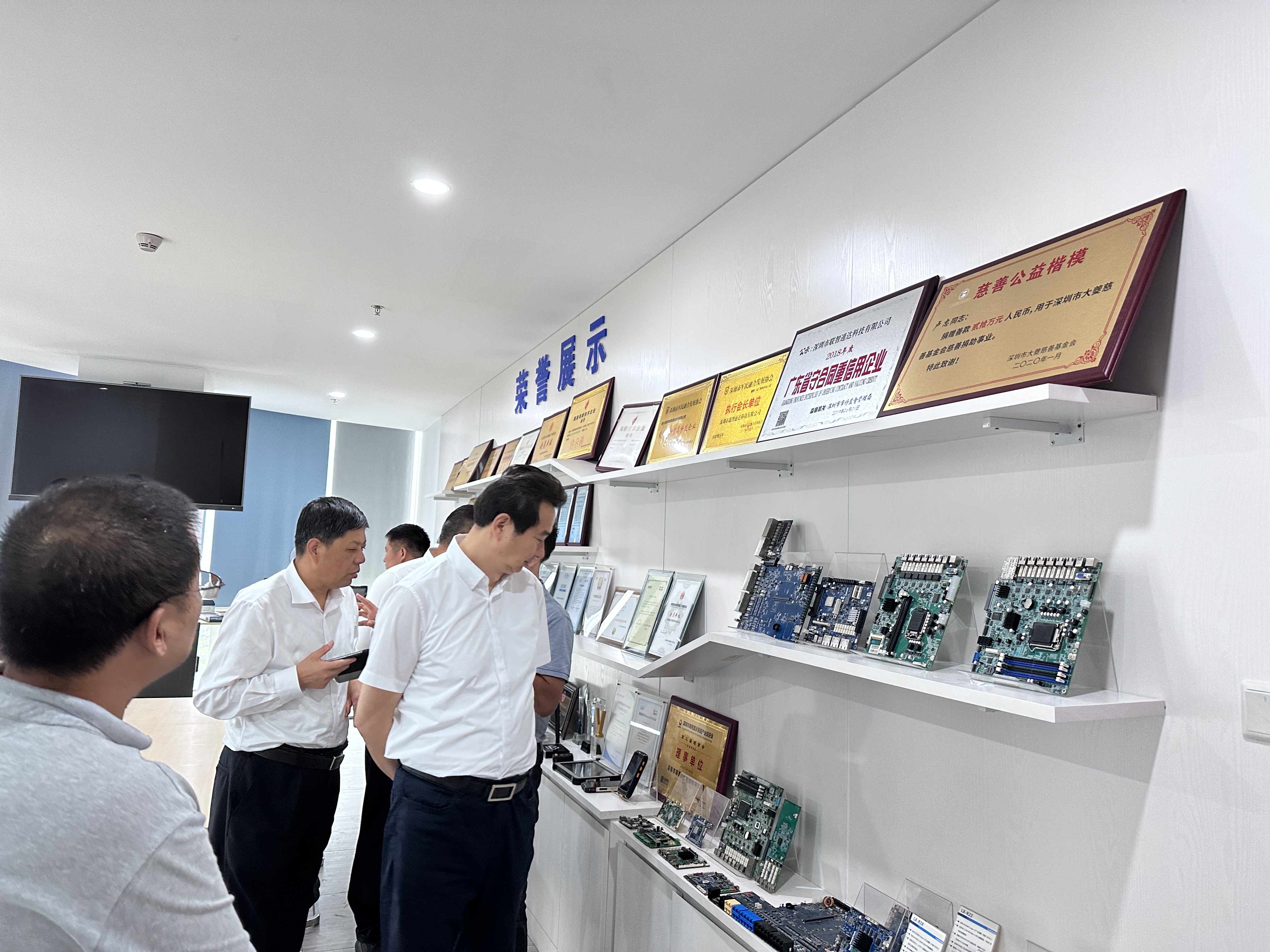 熱烈歡迎陜西省銅川市領(lǐng)導蒞臨我司參觀(guān)指導(圖4)