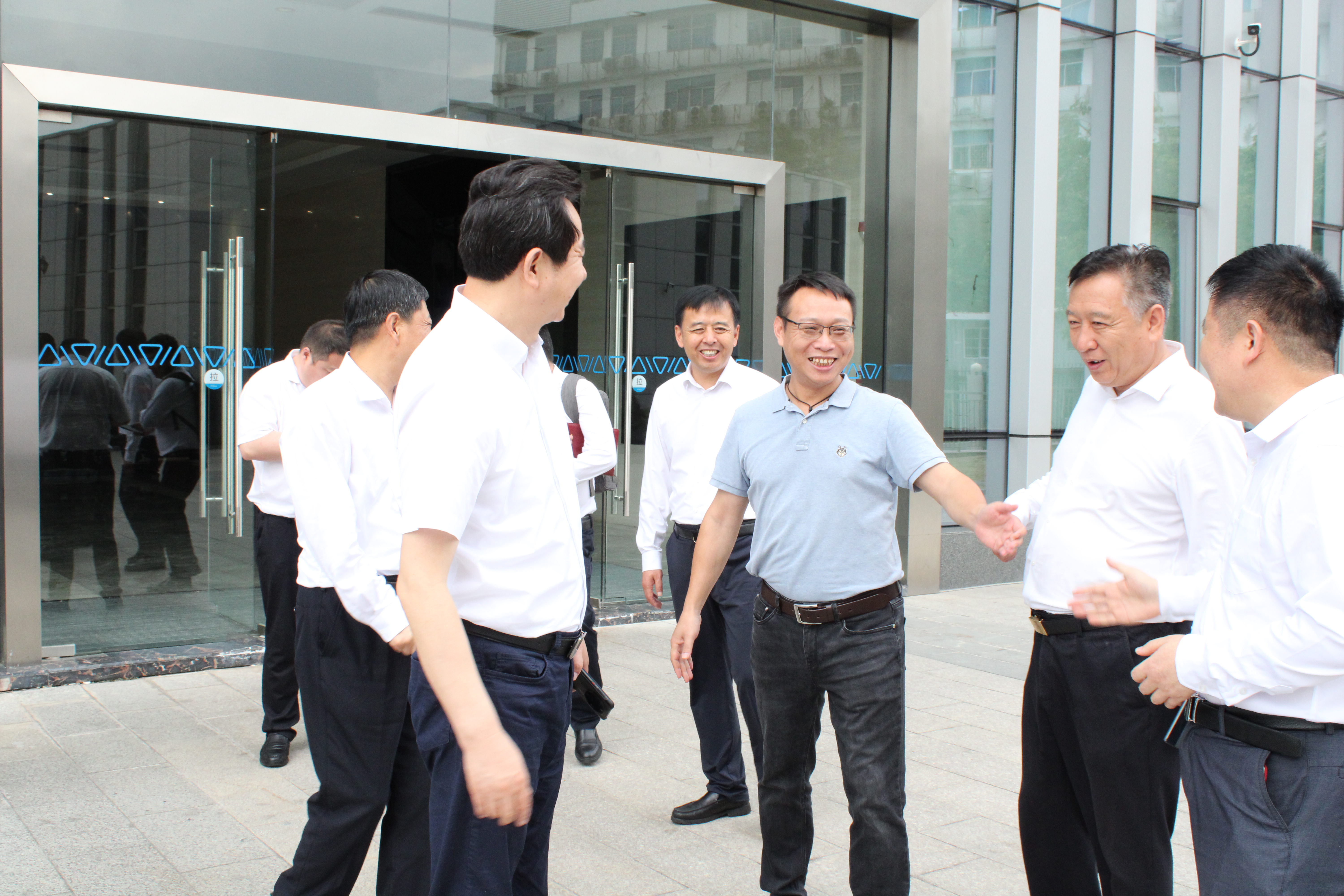 熱烈歡迎陜西省銅川市領(lǐng)導蒞臨我司參觀(guān)指導(圖6)